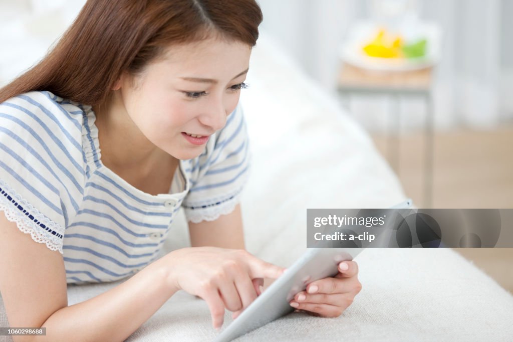 Women Operating A Tablet Pc High-Res Stock Photo - Getty Images