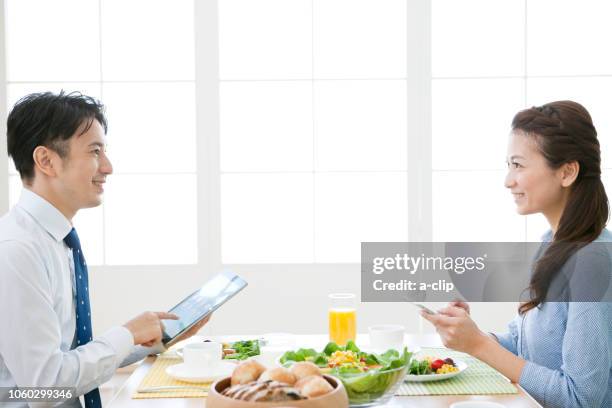 朝食と話をする夫婦 - 新婚ホヤホヤ ストックフォトと画像
