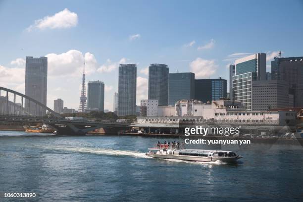 cityscape of tokyo japan - rivière sumida photos et images de collection