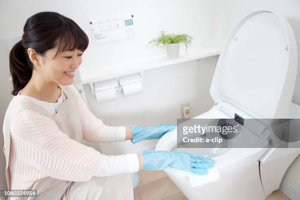 トイレを掃除する女性 - トイレ　日本 ストックフォトと画像