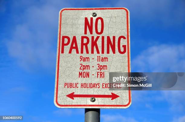 'no parking: 9am - 11am, 2pm - 3pm mon - fri. public holidays excepted' sign - placa de proibido estacionar imagens e fotografias de stock