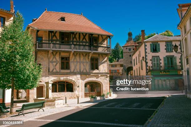 chateldon dorf, auvergne, frankreich - auvergne stock-fotos und bilder