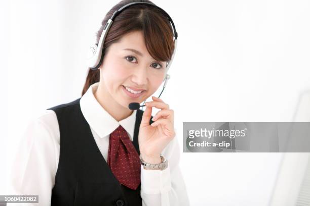 インカムで話す制服姿の女性 - コールセンター　日本 ストックフォトと画像