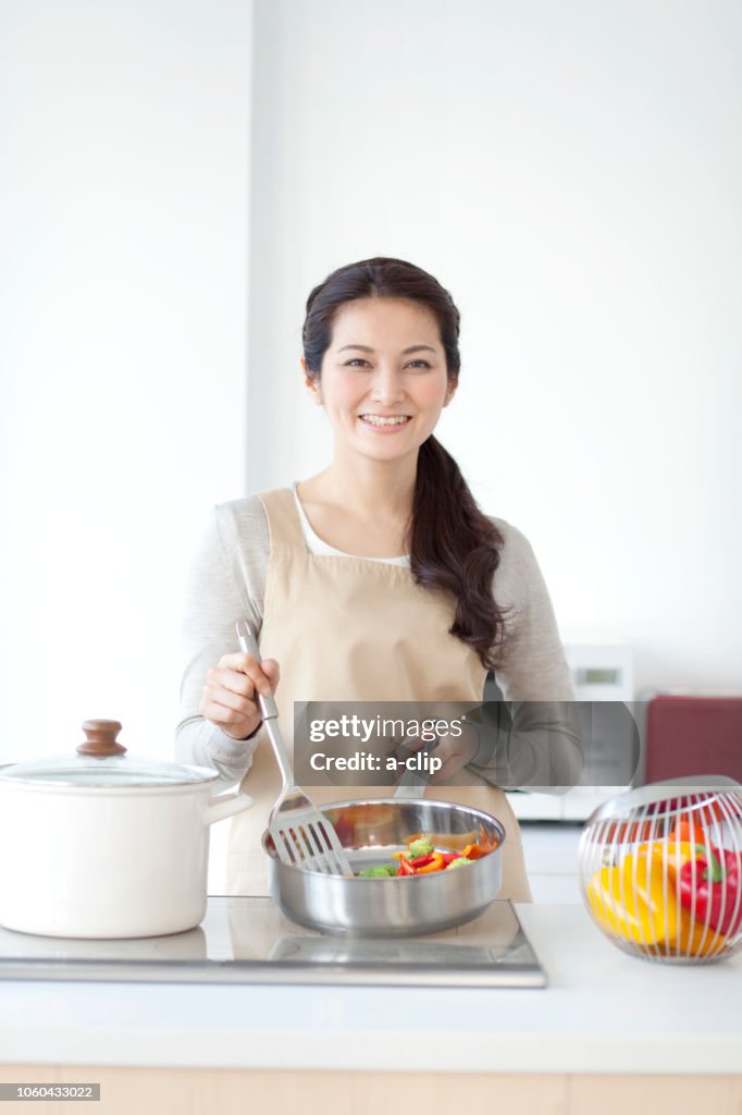 料理をする女性