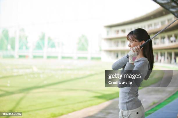 ゴルフをする女性 - golf woman ストックフォトと画像