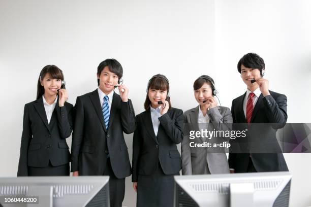 インカムを付けた5人のビジネスマン - コールセンター　日本 ストックフォトと画像