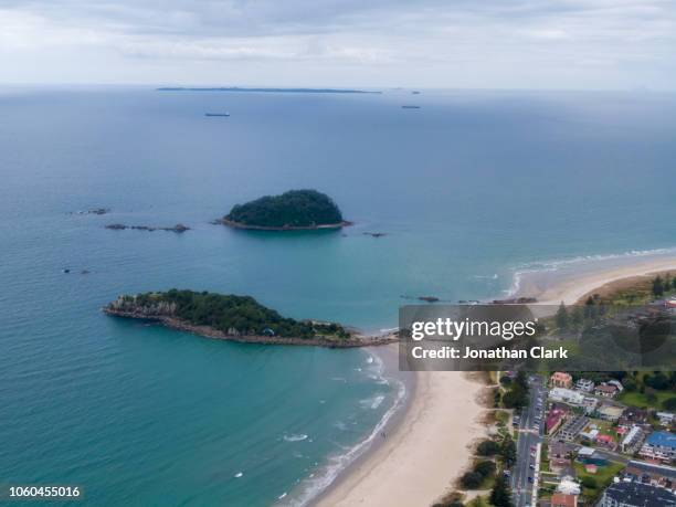 aerial over mount maunganui & tauranga, new zealand - halbinsel coromandel peninsula stock-fotos und bilder