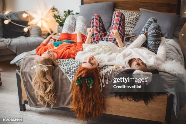 lachen en een grapje in bed op kerstavond - pyjama stockfoto's en -beelden