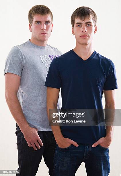 teen boys, portrait - côte à côte photos et images de collection