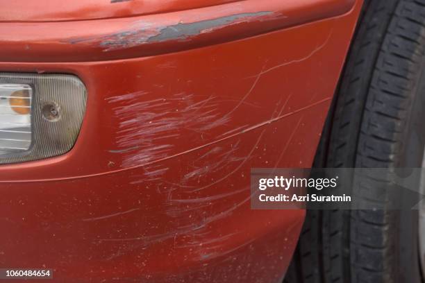 red bumper car scratched with deep damage to the paint. - car deuk stockfoto's en -beelden