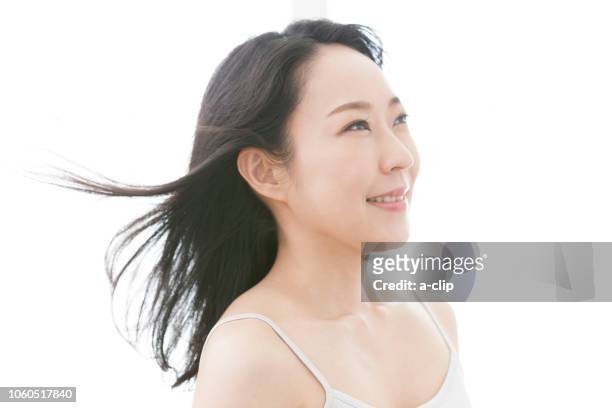 smile women - hair clip fotografías e imágenes de stock