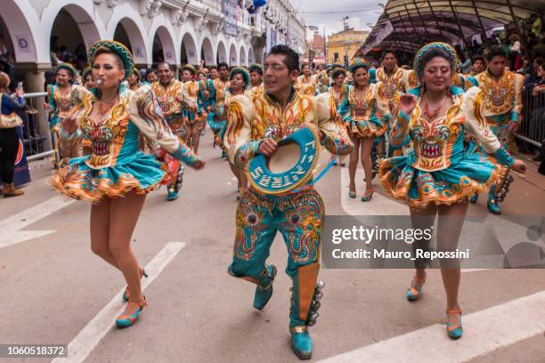 ballerini al carnevale di oruro in bolivia. - oruro foto e immagini stock