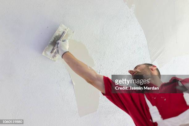 man working on drywall - plaster stockfoto's en -beelden