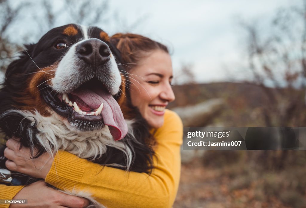 Junge Frau mit Hund