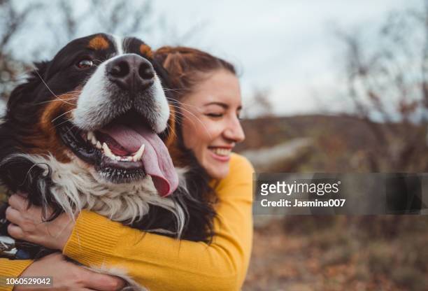 mujer joven con perro - perro fotografías e imágenes de stock
