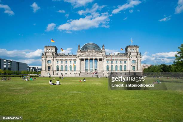 berlin - reichstag german parliament building (front) - monumente stock-fotos und bilder