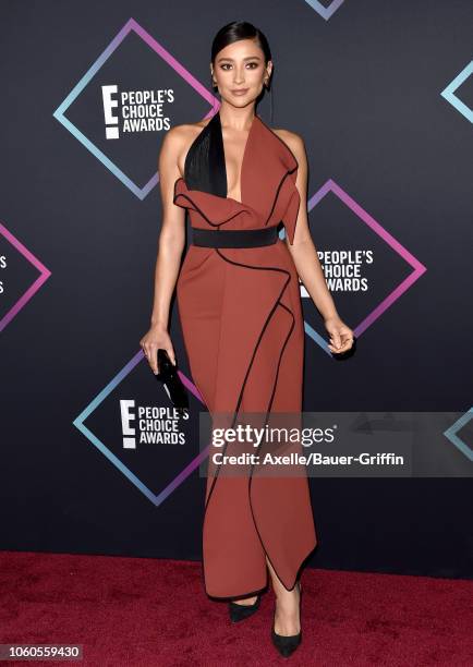 Shay Mitchell attends the People's Choice Awards 2018 at Barker Hangar on November 11, 2018 in Santa Monica, California.