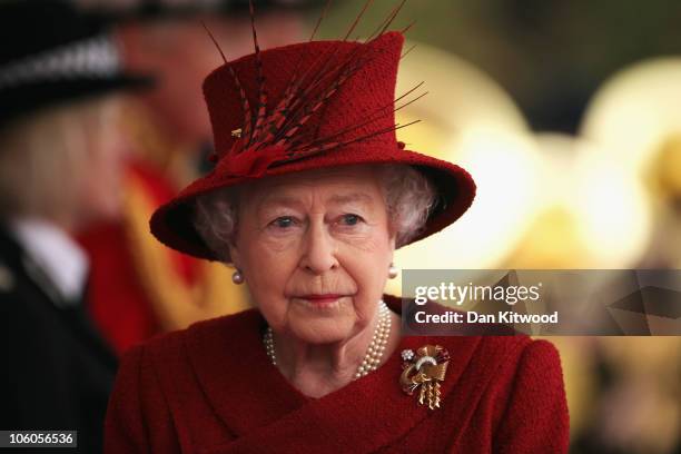 Windsor, ENGLAND Queen Elizabeth II arrives to greet the Emir of Qatar, Sheikh Hamad bin Khalifa al Thani to her Windsor residence on October 26,...
