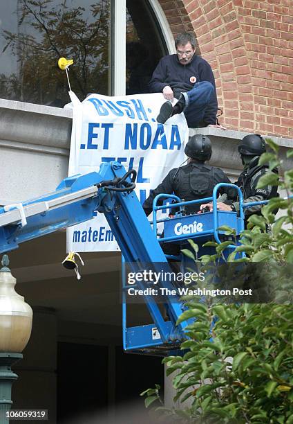 Swat Team In Action Photos and Premium High Res Pictures - Getty Images