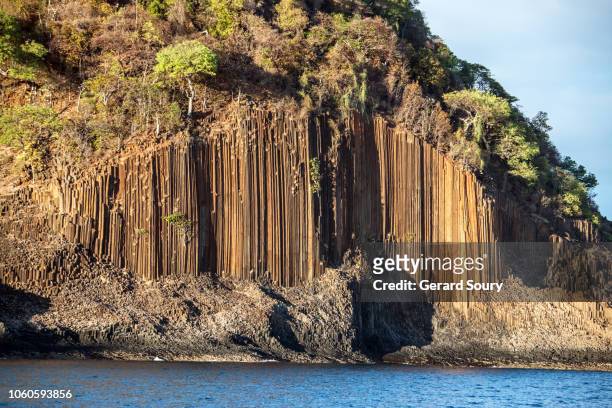 columnar basaltic structures of grande mitsio island - nosy be photos et images de collection
