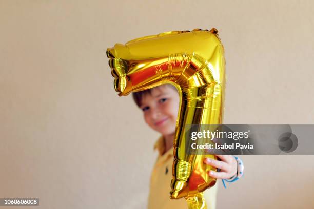 boy with number 7 shape balloon - number 7 foto e immagini stock