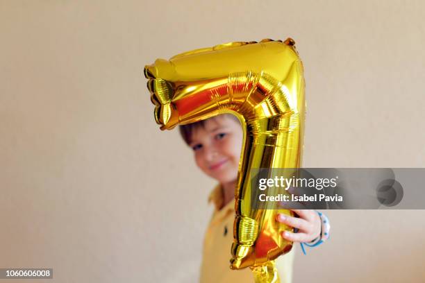 boy with number 7 shape balloon - number 7 stockfoto's en -beelden