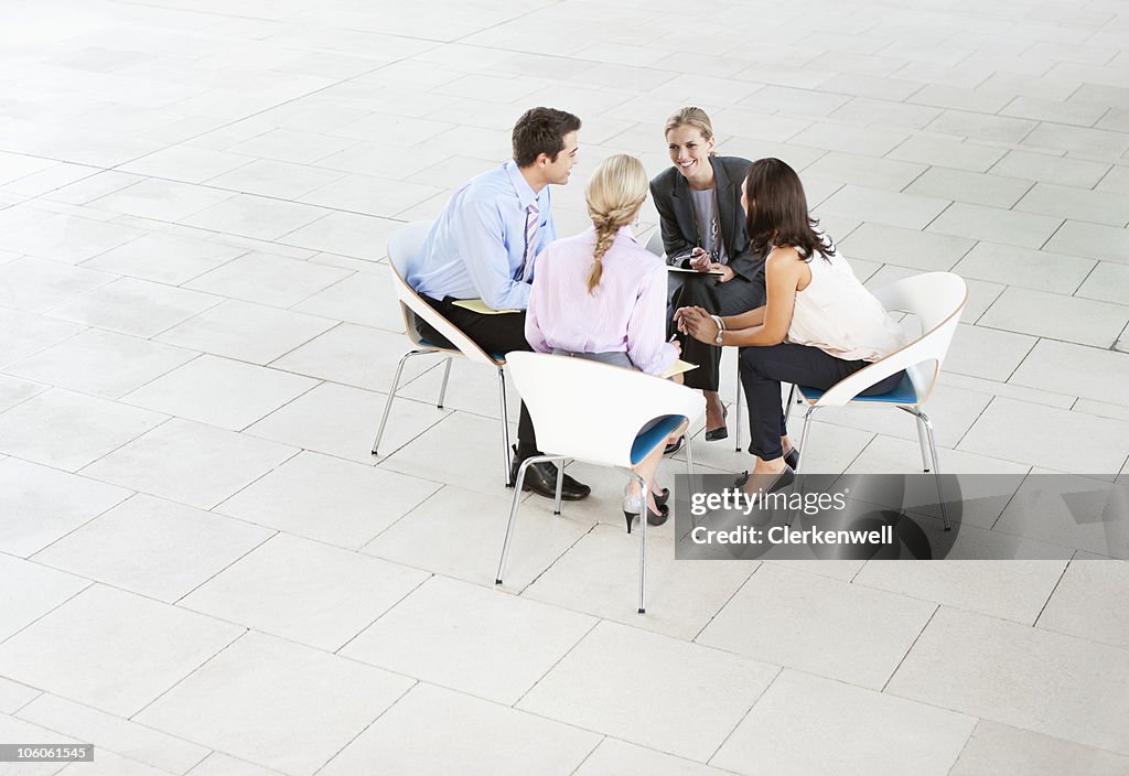 Business-Kollegen sprechen mit einander