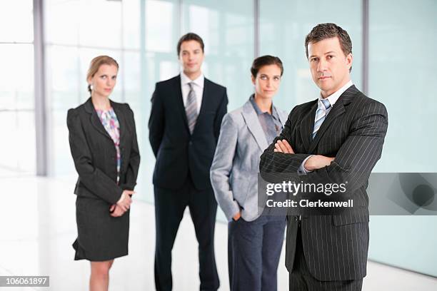sicurezza uomo d'affari con i suoi colleghi in background - four people foto e immagini stock