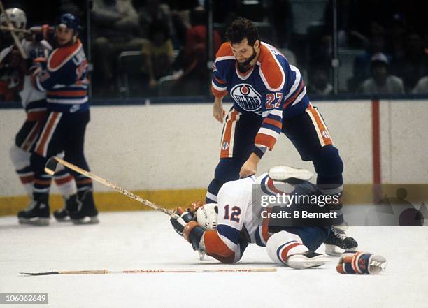 Dave Semenko of the Edmonton Oilers looks to fight Duane Sutter of the New York Islanders during their game circa 1982 at the Nassau Coliseum in...