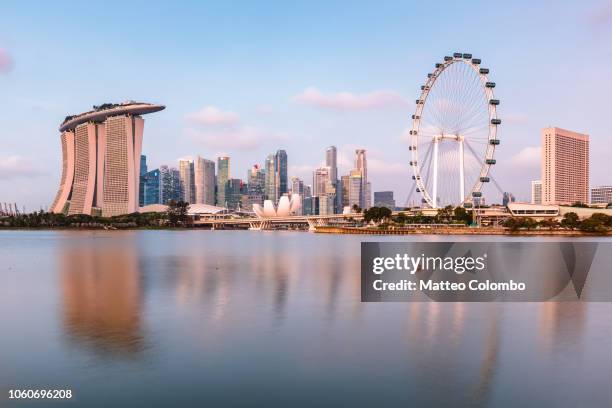 singapore skyline reflected in the water, singapore - bahía de marina singapur fotografías e imágenes de stock