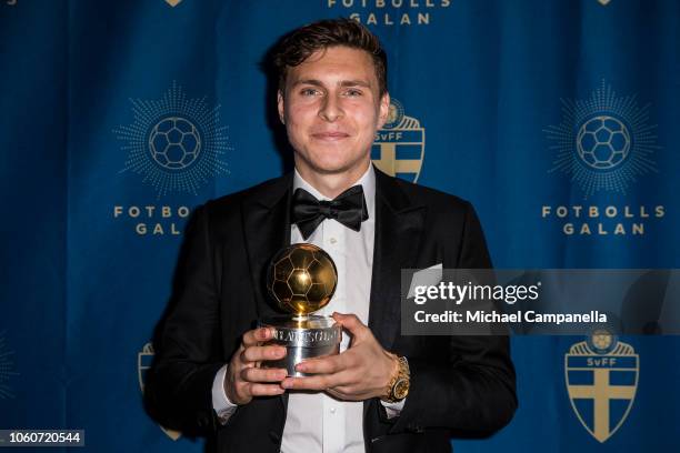 Victor Nilsson Lindelof of Manchester United wins the Golden Ball during the Swedish Football Gala at the Ericsson Globe Arena on November 12, 2018...