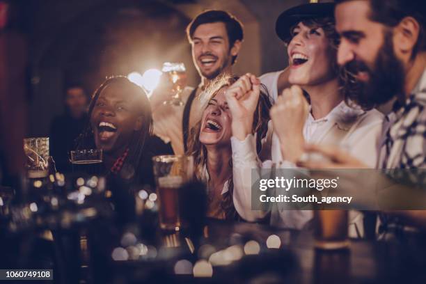 freunde, die spaß im pub - kneipe stock-fotos und bilder