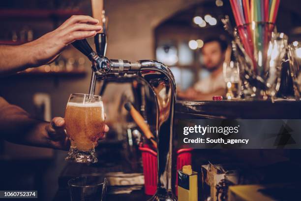 verter la cerveza - cerveza artesanal fotografías e imágenes de stock