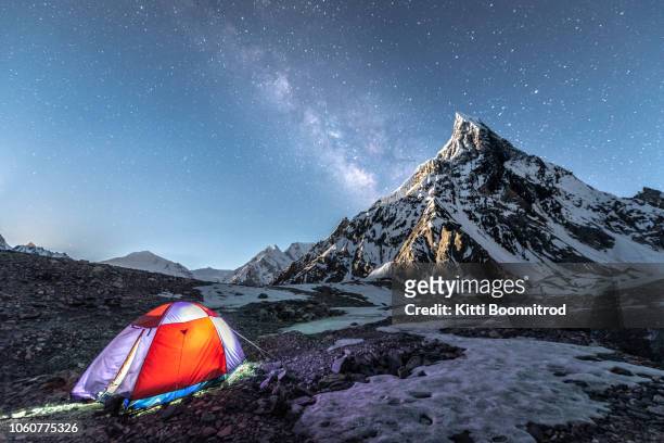 milky way over concordia camp, on the way to k2 base camp, pakistan - k2 mountain 個照片及圖片檔