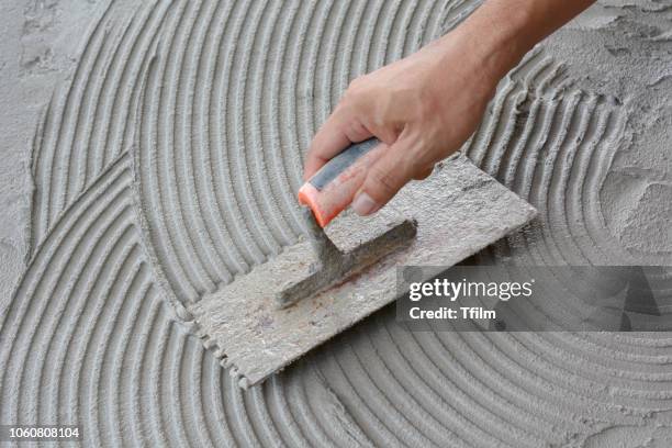 hand on be bound with cement , do cement work, apply cement (over a surface) - pedreiro imagens e fotografias de stock