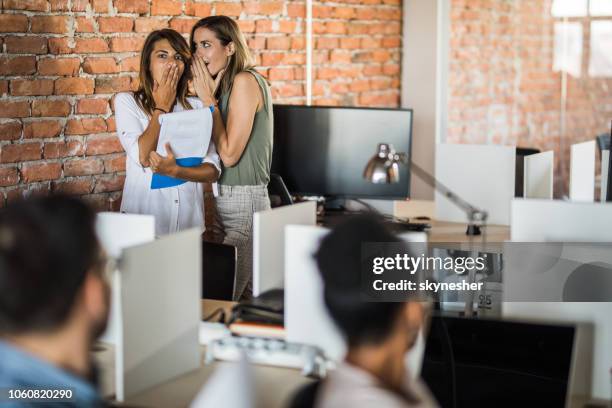 ¡chismes en la oficina! - cotilleo fotografías e imágenes de stock