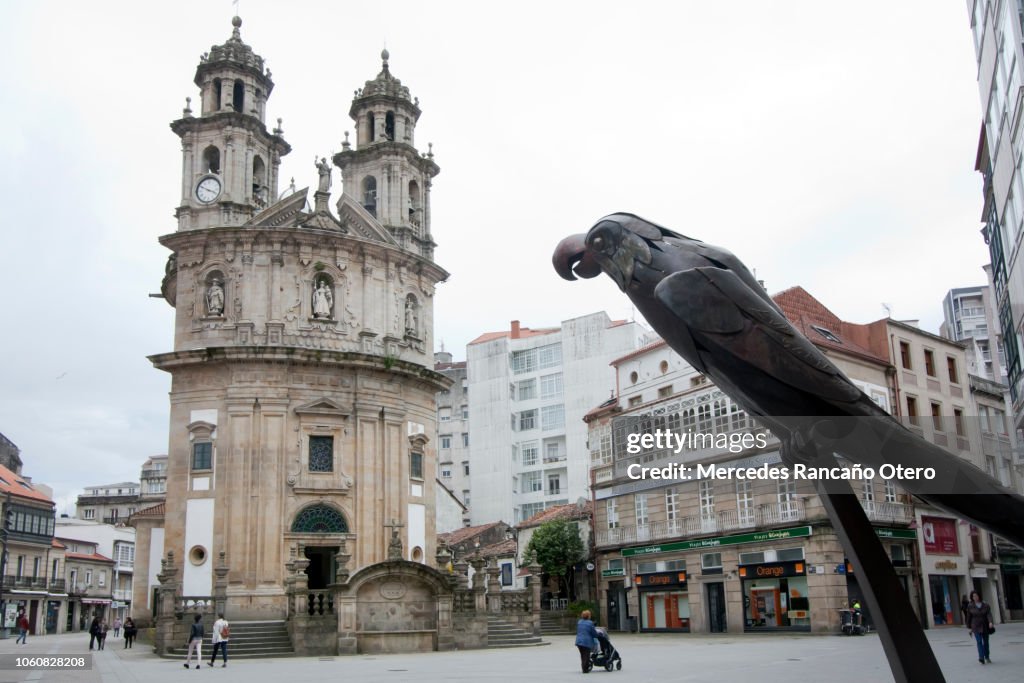 Iglesia peregrina y ravachol loro, Pontevedra, Galicia, España.