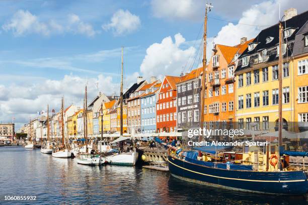 copenhagen skyline on a sunny day with nyhavn harbor and colorful houses, denmark - copenhagen nyhavn stock pictures, royalty-free photos & images
