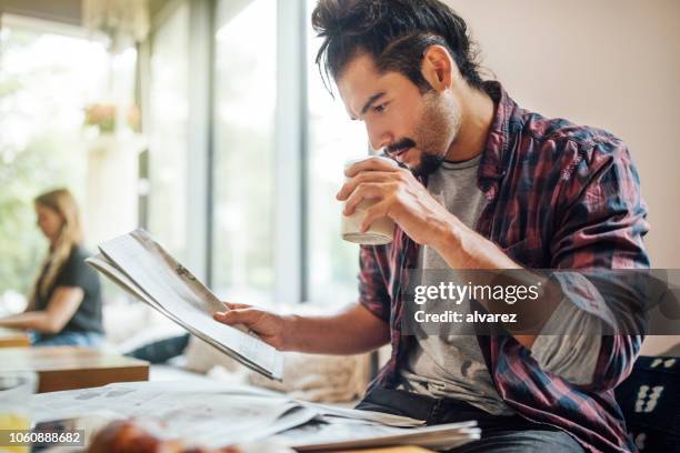 houden zelf bijgewerkt met dagelijkse nieuws - newspaper stockfoto's en -beelden