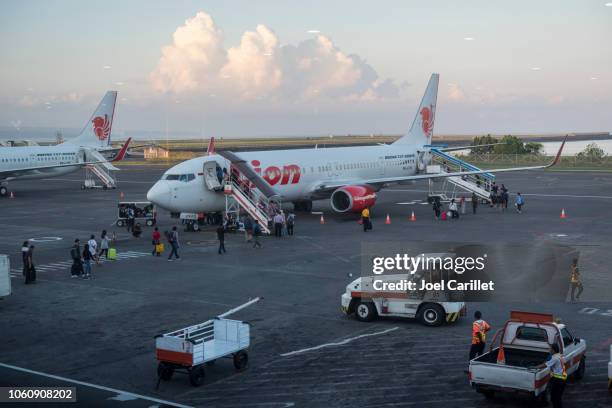 インドネシア ・ バリ島でライオンの空気飛行搭乗の乗客 - bali airport ストックフォトと画像