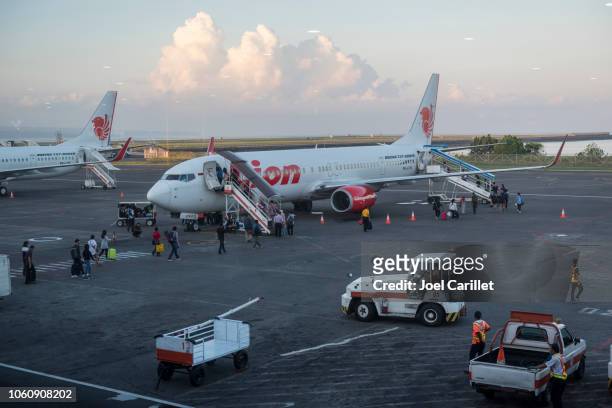 passengers boarding lion air flight in bali, indonesia - bali airport stock pictures, royalty-free photos & images