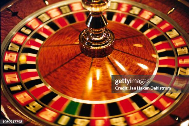 close-up of roulette wheel - gambling addiction stock-fotos und bilder