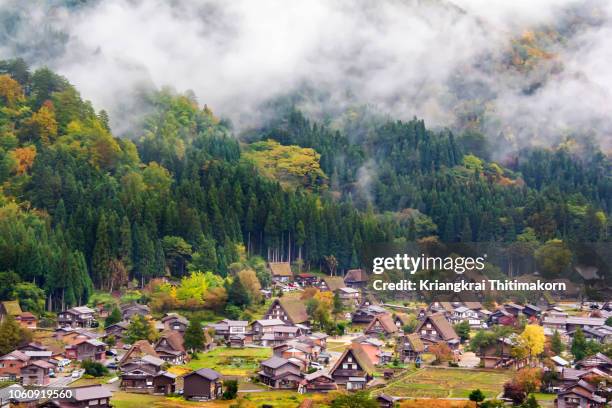 shirakawago in autumn time, japan. - shirakawa go - fotografias e filmes do acervo