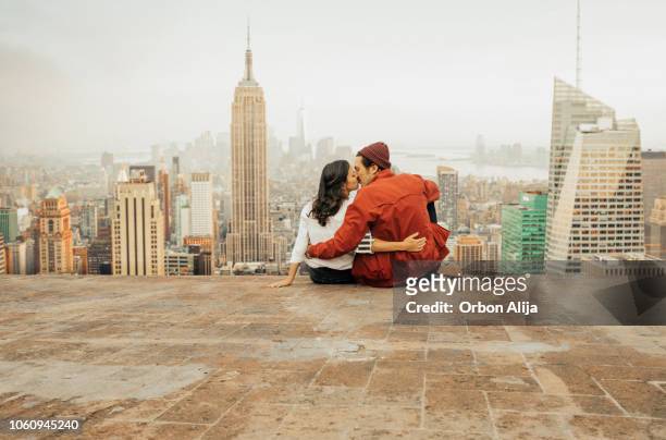 vue arrière du couple embrassant à new york - rooftop new york photos et images de collection