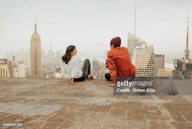 vista posteriore della coppia che si abbraccia a new york - panorama nyc day 2 foto e immagini stock