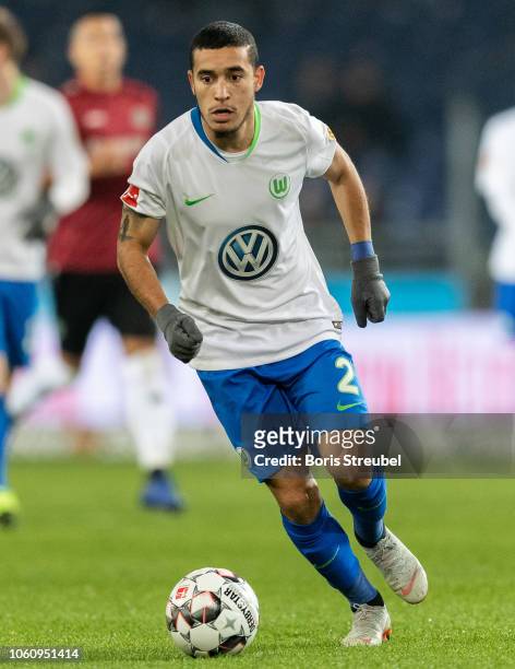 William of VfL Wolfsburg runs with the ball during the Bundesliga match between Hannover 96 and VfL Wolfsburg at HDI-Arena on November 9, 2018 in...