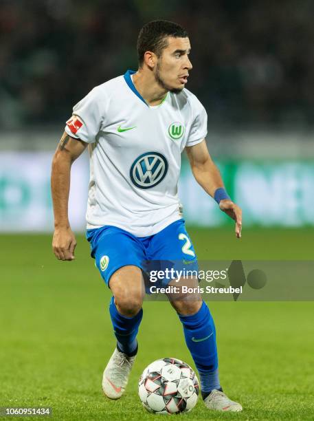 William of VfL Wolfsburg runs with the ball during the Bundesliga match between Hannover 96 and VfL Wolfsburg at HDI-Arena on November 9, 2018 in...