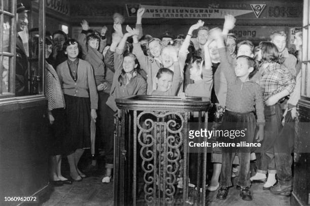 Numerous adolescent fans cheer at the train station of Friedberg at the US transporter in which Elvis Presley is taken to his barracks. The American...