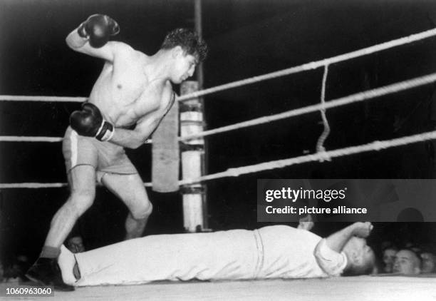 Boxer Peter Müller from Cologne, called "de Aap" , looks down at referee Max Pippow , whom he had just knocked out on the 8th of June in 1952 in...
