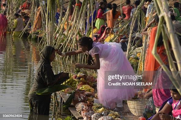 Sindhara Rituals An Indian Hindu devotee applies sindhoor as she offers prayers to the ...